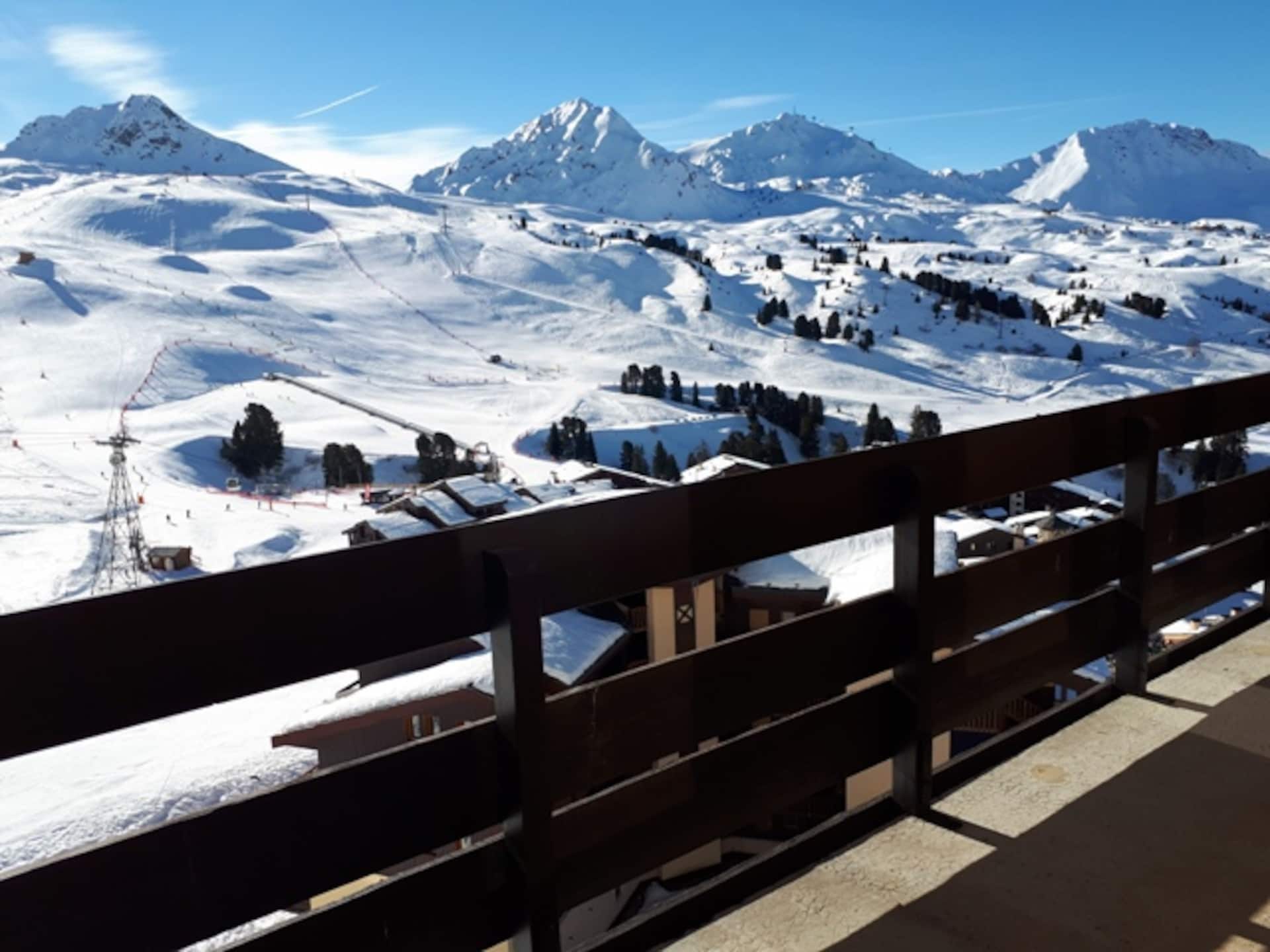 Le balcon en hiver, vue dégagée sur les pistes enneigées