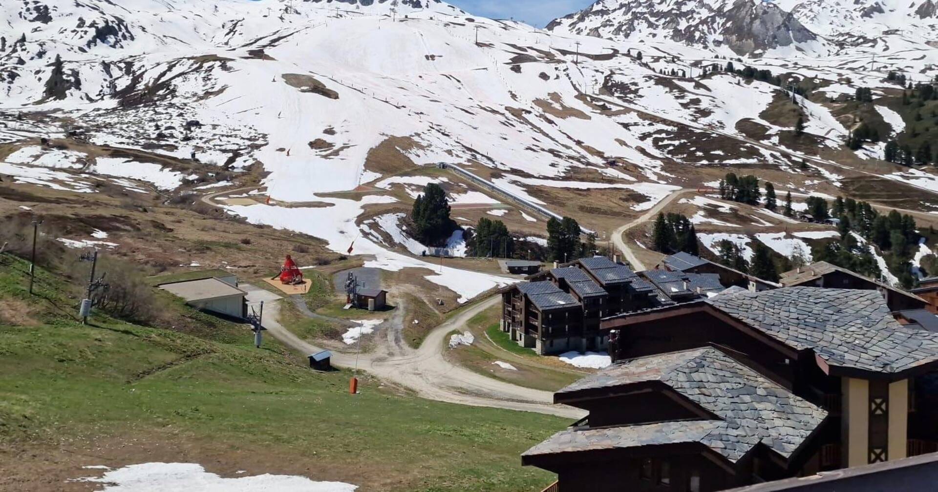 La même vue depuis le balcon en mai, la neige a reculé sur les crêtes