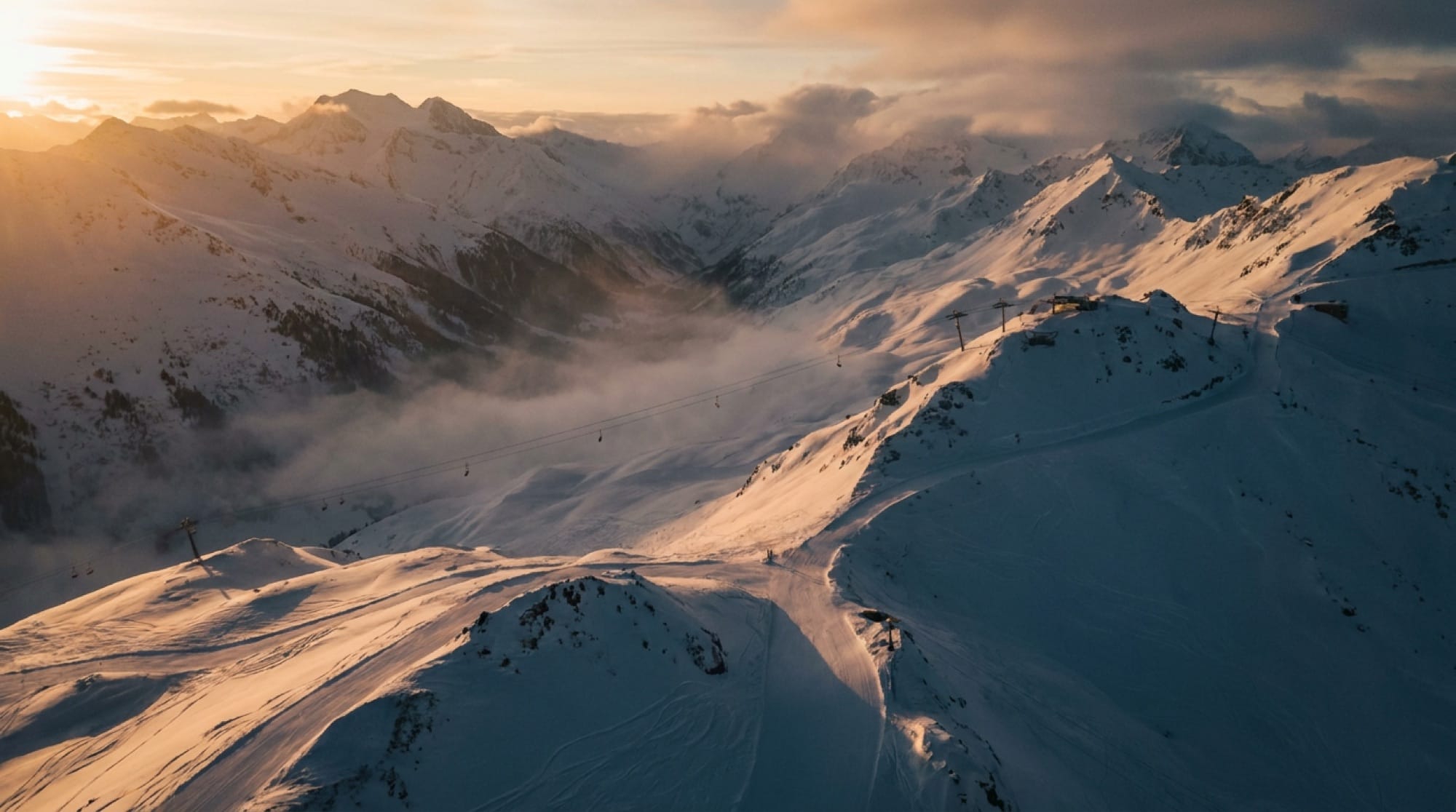 Le domaine skiable de Paradiski au soleil couchant, crêtes enneigées à perte de vue