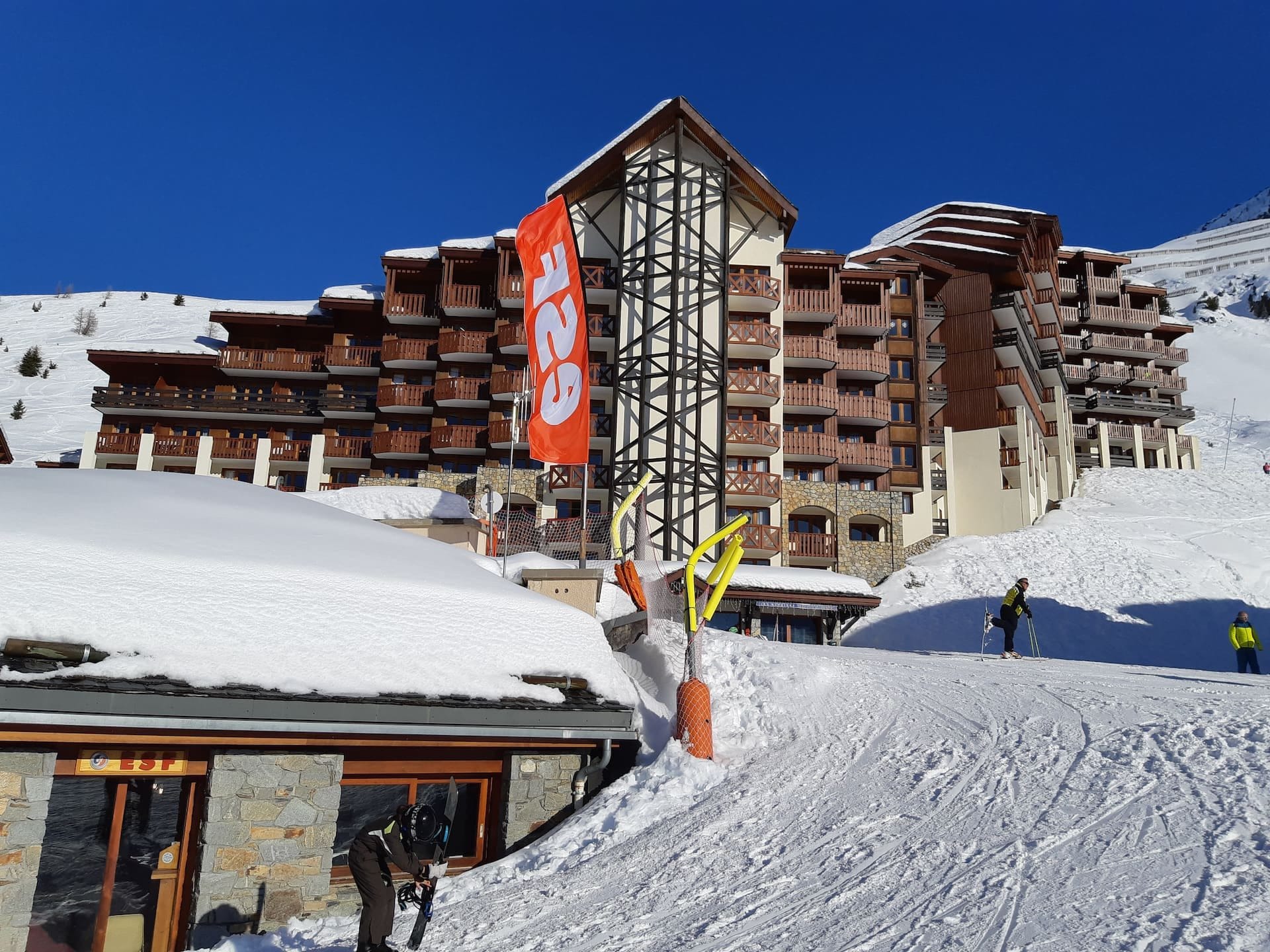 La résidence Les Néréïdes sous la neige à Belle-Plagne, face aux sommets de la Tarentaise