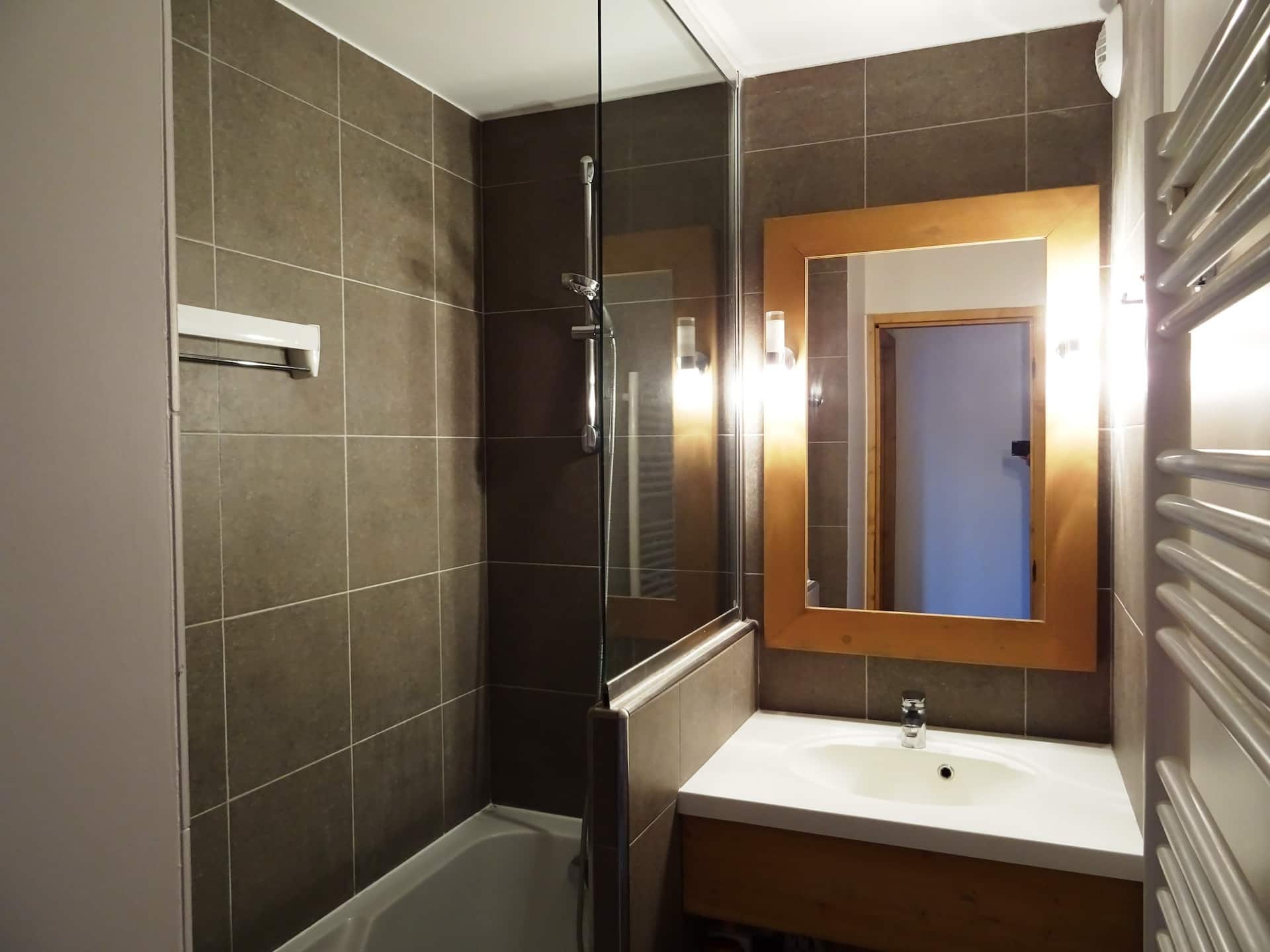 La salle de bain et sa baignoire