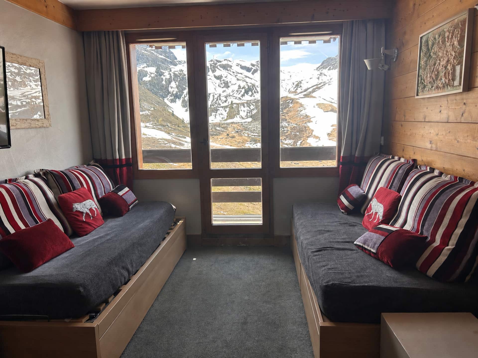 Séjour de l'appartement avec table, canapés et accès au balcon